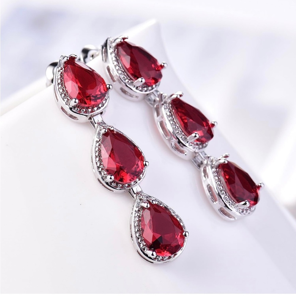 Red Rhinestone Wreath Necklace Set - Picture 2 of 6